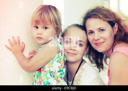 Dehor Estivo sera ritratto di una vera e propria famiglia caucasica, giovane madre con le sue due figlie, colorate foto dai toni, vecchio stile Foto Stock