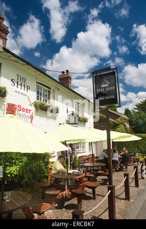 Regno Unito, Inghilterra, Cheshire, Styal Village, i clienti seduti fuori Ship Inn nella luce del sole Foto Stock