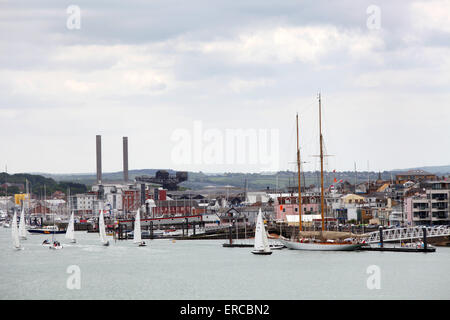 Vista del West Cowes sull'Isola di Wight dal fiume Medina Foto Stock