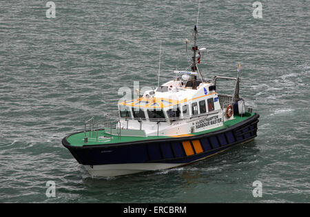 Southampton Harbour Master in barca nelle acque di Southampton Foto Stock