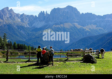 I turisti davanti al Giardino delle Rose gruppo montuoso, livelli,pneumatici, Alto Adige, Alto Adige, Italia Foto Stock