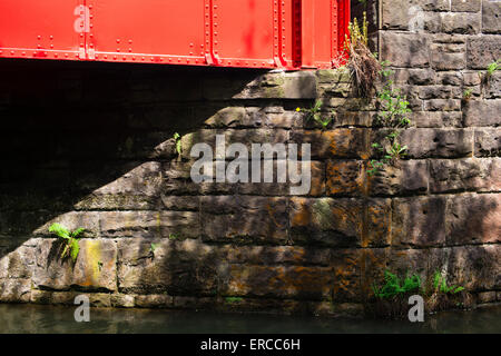 Un rinnovato di fresco ponte per la linea ferroviaria attraverso l Huddersfield stretto canale a Marsden, nello Yorkshire, Inghilterra, Regno Unito Foto Stock