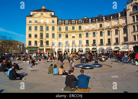 Stachus, Karlsplatz, piazza di fronte Altstadt, con la facciata di Gloria-Palast, il centro di Monaco di Baviera, Germania Foto Stock