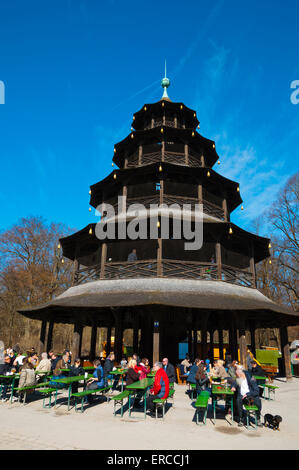 Restaurant am Chinesischen Turm, beer garden, Englischer Garten park, il centro di Monaco di Baviera, Germania Foto Stock