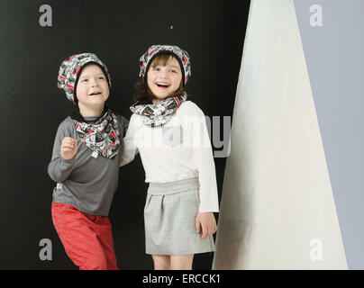 Due bambini gioiosi che pongono insieme Foto Stock