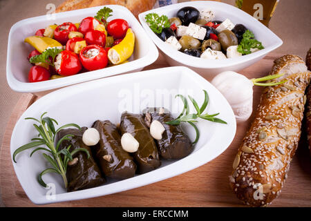 Foglie di vite ripiene con peperoni e antipasti mediterranei closeup Foto Stock