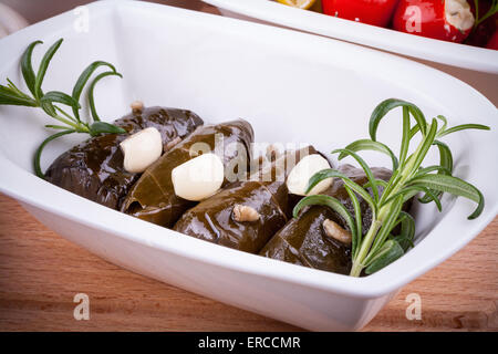 Le foglie di vite ripiene, antipasti mediterranei con aglio, primo piano Foto Stock