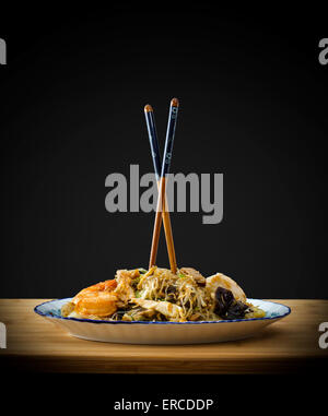 Asia spaghetti di vetro, gamberi e verdure, sfondo nero Foto Stock