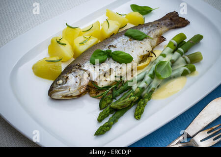 Trota alla griglia con asparagi verdi e rosmarino patate, vista dall'alto Foto Stock