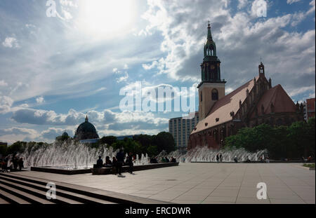 Fontane in luce del sole di fronte St Marys Chiesa con la cupola di Berlino in background Foto Stock