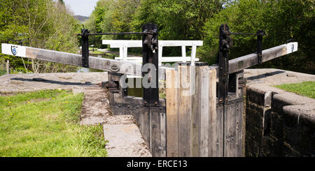 Porte di blocco (37 Est) su Leeds Liverpool Canal, a Marsden, che sono state sostituite con l aiuto di Pietro blu Foto Stock