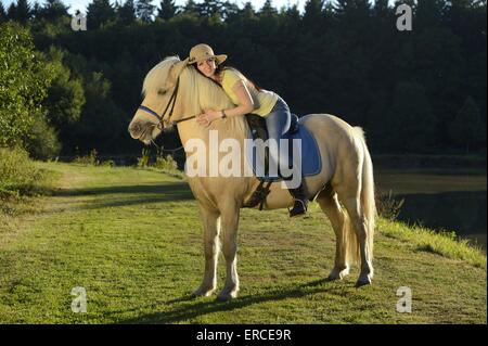La donna corse di cavalli islandesi Foto Stock
