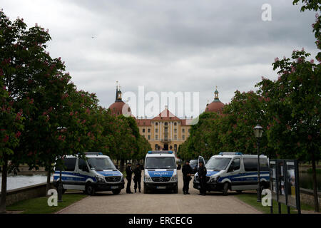 Moritzburg, Germania. Dal 01 Giugno, 2015. Gli ufficiali di polizia fissare l'ingresso al castello di Moritzburg di Moritzburg, Germania, 01 giugno 2015. Il 01 e 02 giugno Ministro tedesco degli Interni Thomas de Maiziere (CDU) incontra i suoi omologhi provenienti da Francia, Italia, Polonia, Spagna e Regno Unito (G6) nonché l'interno dell'UE Il commissario per i colloqui politici presso il castello nei pressi di Dresda. Foto: Arno Burgi/dpa/Alamy Live News Foto Stock