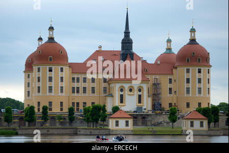 Moritzburg, Germania. Dal 01 Giugno, 2015. Gli ufficiali di polizia fissare l'ingresso al castello di Moritzburg di Moritzburg, Germania, 01 giugno 2015. Il 01 e 02 giugno Ministro tedesco degli Interni Thomas de Maiziere (CDU) incontra i suoi omologhi provenienti da Francia, Italia, Polonia, Spagna e Regno Unito (G6) nonché l'interno dell'UE Il commissario per i colloqui politici presso il castello nei pressi di Dresda. Foto: Arno Burgi/dpa/Alamy Live News Foto Stock