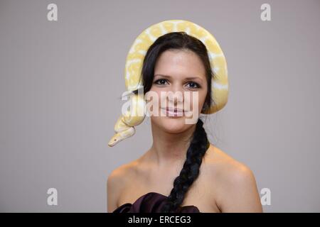 Donna e Albino Burmese python Foto Stock