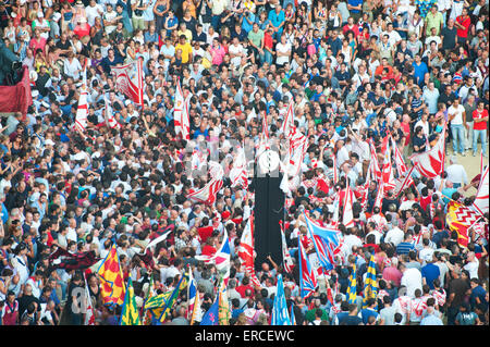 Contrada vincitrice portante il Palio dopo la corsa di cavalli, Siena, Toscana, Italia Foto Stock