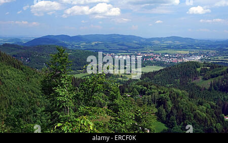 Vista da Velky Javornik hill a Frenstat pod Radhostem city Foto Stock