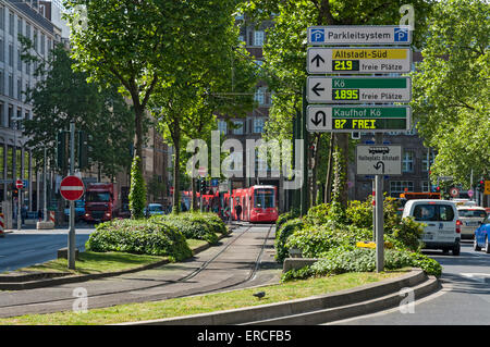 Tram moderno nel centro della città di Düsseldorf sulla rotta che nel 2016 è destinata ad essere sostituita dalla nuova linea metropolitana, Germania Foto Stock