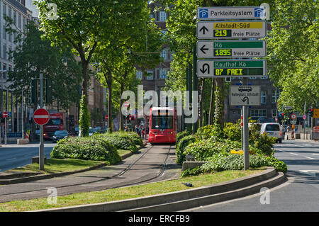 Tram moderno nel centro della città di Düsseldorf sulla rotta che nel 2016 è destinata ad essere sostituita dalla nuova linea metropolitana, Germania Foto Stock