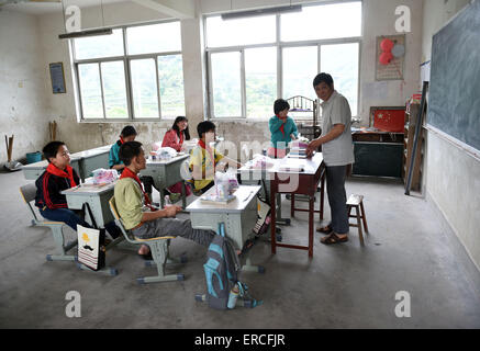 Xinchang, cinese della Provincia di Zhejiang. Il 1 giugno, 2015. Sei studenti di grado 6 a riposo durante la pausa nelle loro classi a Langke scuola primaria in Chengnan township di Xinchang County, est della Cina di Provincia dello Zhejiang, Giugno 1, 2015. La scuola ha ottenuto solo 8 studenti e 5 insegnanti perché bambini locali a sinistra per la città con i loro genitori che sono lavoratori migranti. © Han Chuanhao/Xinhua/Alamy Live News Foto Stock