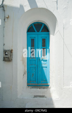 Blue Door al villaggio di Nikia, isola di Nissiros, Dodecaneso, Grecia Foto Stock