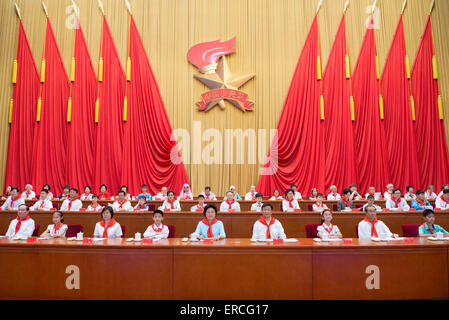 Pechino, Cina. Il 1 giugno, 2015. Chinese Vice Premier Liu Yandong (5 L) anteriore e il cinese Vice Presidente Li Yuanchao (quarta R anteriore) partecipare al VII Congresso Nazionale dei giovani cinesi pionieri (CYP) a Pechino, capitale della Cina, Giugno 1, 2015. Il CYP del settimo Congresso nazionale aperto qui il lunedì. © Wang Ye/Xinhua/Alamy Live News Foto Stock