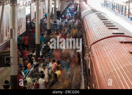 Piattaforma affollate, Colombo Fort stazione ferroviaria, Sri Lanka Foto Stock