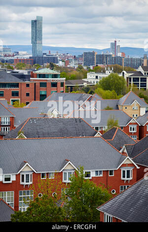 Manchester skyline da Salford Quays guardando sopra il villaggio di tetti di tegole architetto proprietà proprietà edificio sullo sviluppo Foto Stock