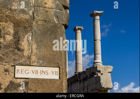 La porzione rimanente del porticato al Forum, Pompei, Italia Foto Stock