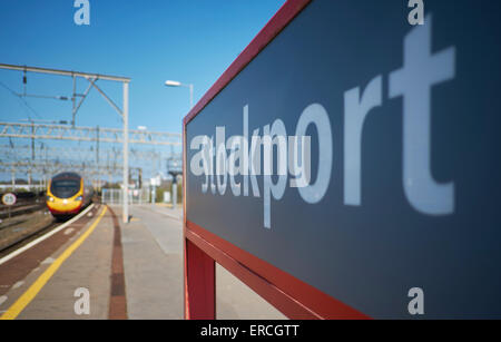 Stockport stazione ferroviaria segno sulla piattaforma, come una vergine nel 2002, Virgin Trains nel Regno Unito ha iniziato ad operare progettato appositamente P Foto Stock