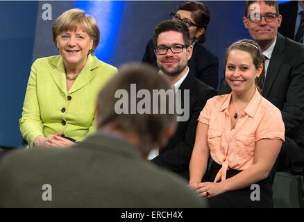 Berlino, Germania. Dal 01 Giugno, 2015. Il cancelliere tedesco Angela Merkel (CDU, L) assiste il "cittadino il dialogo' federale di ufficio stampa e informazione a Berlino, Germania, 01 giugno 2015. Credito: dpa picture alliance/Alamy Live News Foto Stock