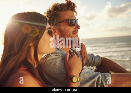 Romantico coppia giovane insieme all'aperto su un giorno d'estate. Coppia caucasica godendo la vista della spiaggia. Foto Stock