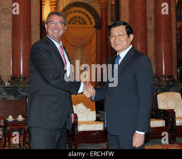 Hanoi, Vietnam. Il 1 giugno, 2015. Presidente vietnamita Truong Tan Sang (R) scuote le mani con U.S. Il Segretario della Difesa Ashton Carter ad Hanoi, Vietnam, Giugno 1, 2015. © VNA/Xinhua/Alamy Live News Foto Stock