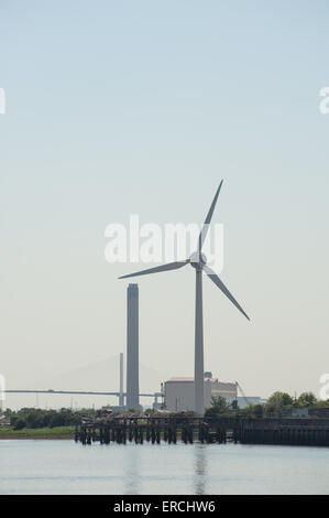 Torre di Littlebrook power station contrasta con l'energia alternativa turbina eolica e QEII ponte di attraversamento del fiume Foto Stock