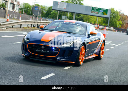 Coventry, West Midlands, Regno Unito, 31 maggio 2015. La Jaguar F-Type R AWD Bloodhound SSC Risposta rapida veicolo. La 2a Coventry MotoFest ha avuto luogo nel corso del weekend di 30-31maggio 2015. La città di anello interno-strada era chiusa e le auto sportive eseguita parade giri ed esibizioni di drifting. Credito: Jamie grigio/Alamy Live News Foto Stock