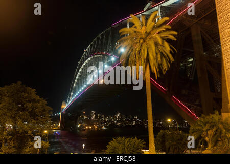 VIVID Sydney Lighting Festival, 2015, il Sydney Harbour Bridge è illuminato da proiezioni di luce sulla struttura, Sydney Harbour, NSW, Australia Foto Stock