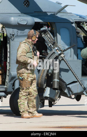 Il Pavehawk helicopter gunner controlla la sua arma prima di una pratica sulla gamma bersaglio. SCO 0389. Foto Stock