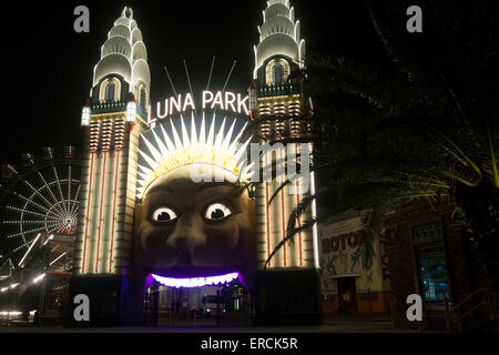 Luna Park faccia ingresso illuminato durante la vivida luce di Sydney idee musicali festival nel 2015,l'Australia Foto Stock