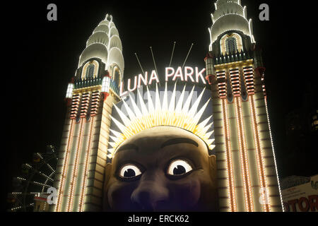 Luna Park faccia ingresso illuminato durante la vivida luce di Sydney idee musicali festival nel 2015,l'Australia Foto Stock