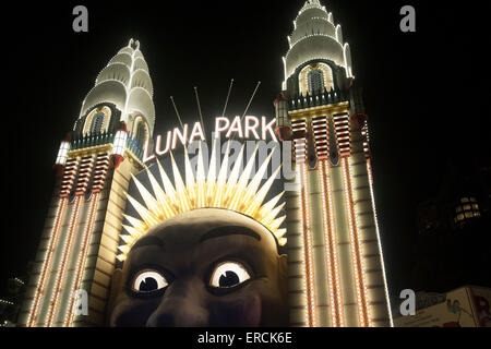 Luna Park faccia ingresso illuminato durante la vivida luce di Sydney idee musicali festival nel 2015,l'Australia Foto Stock