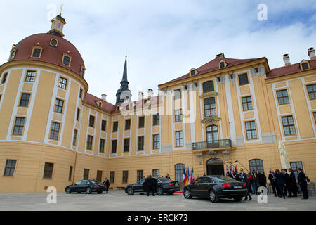 Moritzburg, Germania. Dal 01 Giugno, 2015. La vettura di Thomas de Maziere, il ministro tedesco degli Interni, arriva al castello di Moritzburg di Moritzburg, Germania, 01 giugno 2015. Il 01 e 02 giugno Ministro tedesco degli Interni Thomas de Maiziere incontra i suoi omologhi provenienti da Francia, Italia, Polonia, Spagna e Regno Unito (G6), nonché l'interno dell'UE Il commissario per i colloqui politici presso il castello nei pressi di Dresda. Foto: ARNO BURGI/dpa/Alamy Live News Foto Stock