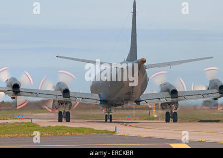 Il francese Atlantique ATL3 in rullaggio a RAF Lossiemouth Airfield mentre sull esercizio del Regno Unito. SCO 9838. Foto Stock