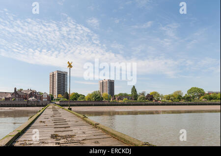 Attraente skyline di Belvedere ed Erith dal fiume Tamigi con elevato aumento di blocchi di appartamenti Foto Stock