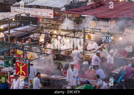 Jamaa el Fna è un quadrato e luogo di mercato di Marrakesh Foto Stock