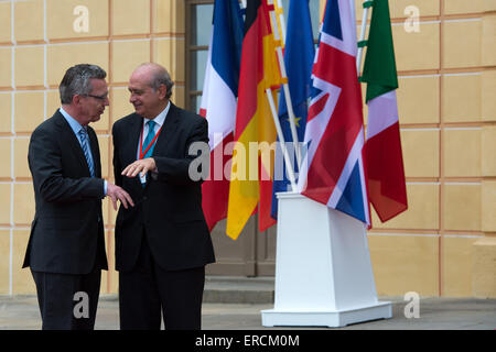 Moritzburg, Germania. Dal 01 Giugno, 2015. Ministro tedesco degli Interni Thomas de Maiziere (CDU) accoglie il suo omologo spagnolo Jorge Fernandez di Diaz (r) al castello di Moritzburg di Moritzburg, Germania, 01 giugno 2015. Il 01 e 02 giugno Ministro tedesco degli Interni Thomas de Maiziere incontra i suoi omologhi provenienti da Francia, Italia, Polonia, Spagna e Regno Unito (G6), nonché l'interno dell'UE Il commissario per i colloqui politici presso il castello nei pressi di Dresda. Foto: ARNO BURGI/dpa/Alamy Live News Foto Stock