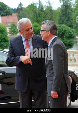 Moritzburg, Germania. Dal 01 Giugno, 2015. Ministro tedesco degli Interni Thomas de Maiziere (CDU) accoglie favorevolmente Dimitris Avramopoulos (l), Interno dell'UE Il Commissario, al castello di Moritzburg di Moritzburg, Germania, 01 giugno 2015. Il 01 e 02 giugno Ministro tedesco degli Interni Thomas de Maiziere incontra i suoi omologhi provenienti da Francia, Italia, Polonia, Spagna e Regno Unito (G6), nonché l'interno dell'UE Il commissario per i colloqui politici presso il castello nei pressi di Dresda. Credito: dpa picture alliance/Alamy Live News Foto Stock