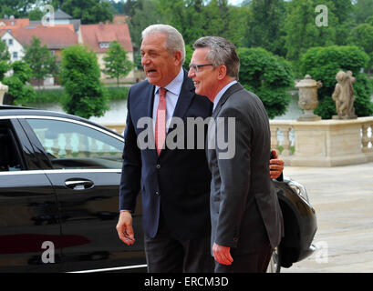 Moritzburg, Germania. Dal 01 Giugno, 2015. Ministro tedesco degli Interni Thomas de Maiziere (CDU) accoglie favorevolmente Dimitris Avramopoulos (l), interno dell'UE Il commissario, al castello di Moritzburg di Moritzburg, Germania, 01 giugno 2015. Il 01 e 02 giugno Ministro tedesco degli Interni Thomas de Maiziere incontra i suoi omologhi provenienti da Francia, Italia, Polonia, Spagna e Regno Unito (G6), nonché l'interno dell'UE Il commissario per i colloqui politici presso il castello nei pressi di Dresda. Credito: dpa picture alliance/Alamy Live News Foto Stock