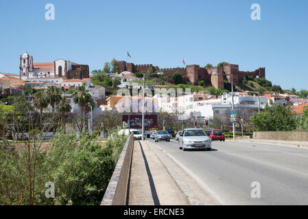 Il castello di Silves si affaccia sulla città di Algarve Portogallo meridionale Foto Stock