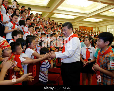 Pechino, Cina. Il 1 giugno, 2015. Il presidente cinese Xi Jinping incontra i rappresentanti di frequentare il settimo Congresso Nazionale dei giovani cinesi pionieri in Pechino, capitale della Cina, Giugno 1, 2015. Senior leader del Partito comunista cinese Liu Yunshan si unirono alla riunione. Credito: Ju Peng/Xinhua/Alamy Live News Foto Stock