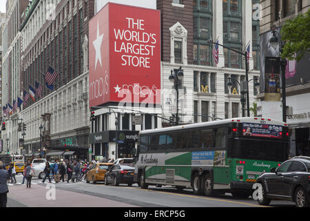 Guardando ad ovest sulla 34th Street tra Broadway a Macy's Department Store in NYC. Foto Stock